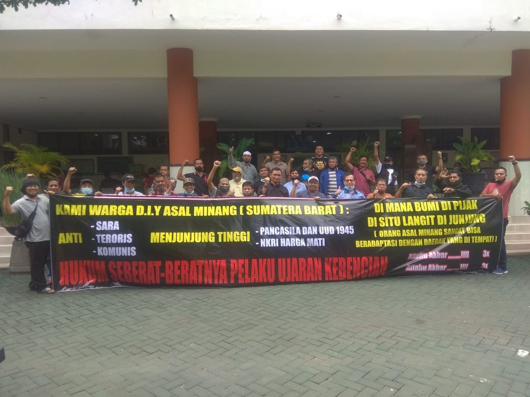 Spanduk 7 meter Sambut Putusan Hakim Kasus Ujaran Kebencian Ketua IKBMY Gusremon : Apresiasi  Putusan Hakim  sebagai  Pembelajaran